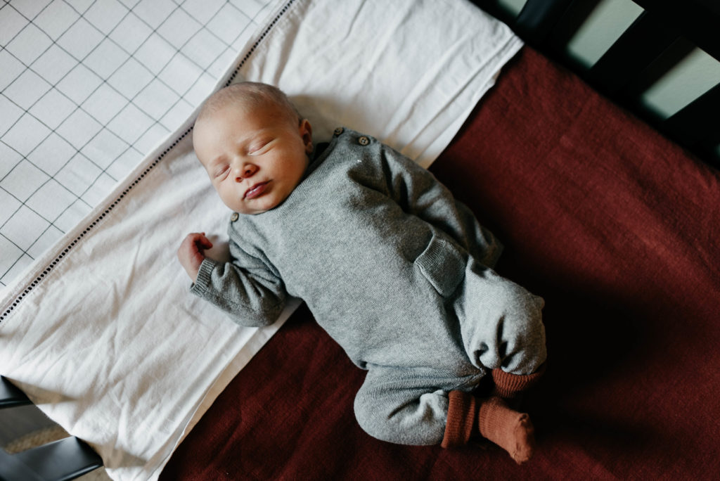 Baby slapend in ledikant tijdens newbornshoot