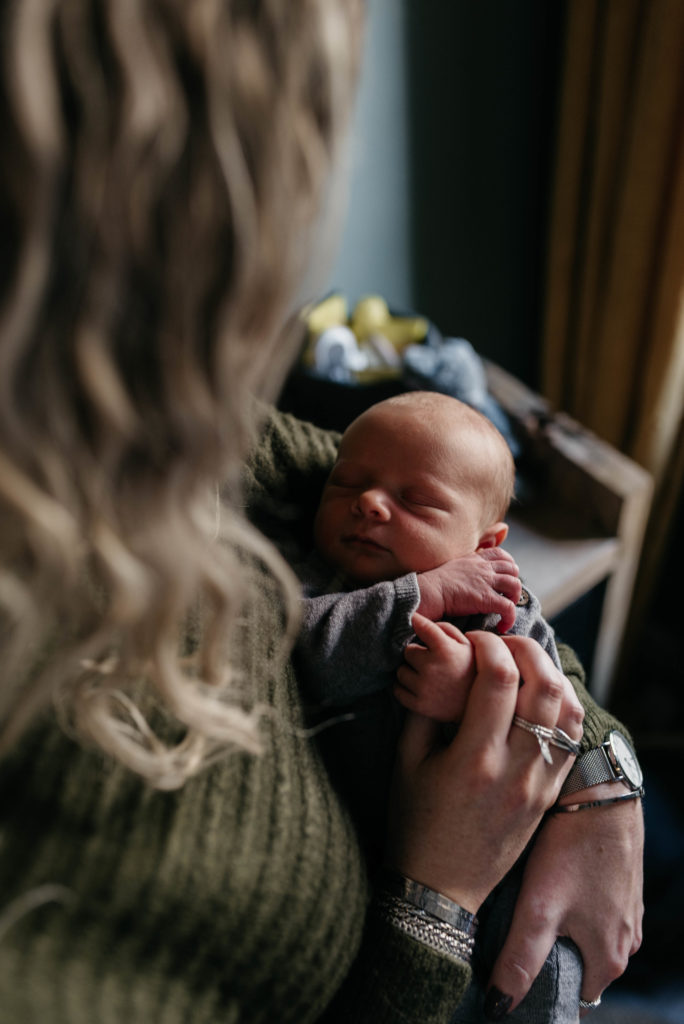 Moeder met baby tijdens newborn lifestyle shoot