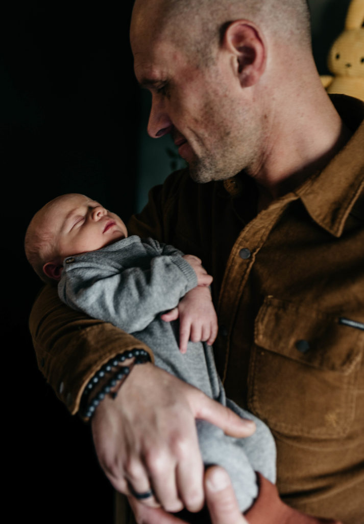 Vader met baby tijdens lifestyle newborn shoot
