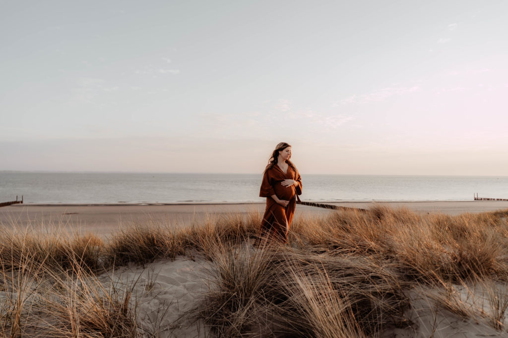 Zwangerschapshoot op het strand in zeeland tijdens zonsondergang